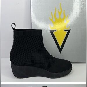 VOLATILE Cabora Women’s Stretch Black Knit Wedge Bootie Sz 6